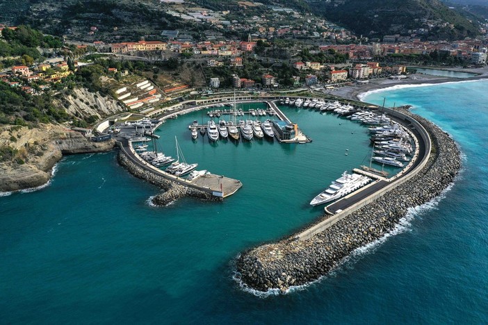 Ventimiglia: iniziati oggi i lavori per la realizzazione dell’opera di difesa della costa di Punta della Rocca (Foto) Ventimiglia: iniziati oggi i lavori per la realizzazione dell’opera di difesa della costa di Punta della Rocca (Foto)
