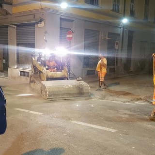 Ventimiglia: lavori nella notte sotto l'occhio del Sindaco, serie di asfalti e 5 passaggi pedonali rialzati sul lungomare (Foto)