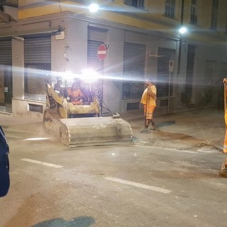 Ventimiglia: lavori nella notte sotto l'occhio del Sindaco, serie di asfalti e 5 passaggi pedonali rialzati sul lungomare (Foto) Ventimiglia: lavori nella notte sotto l'occhio del Sindaco, serie di asfalti e 5 passaggi pedonali rialzati sul lungomare (Foto)