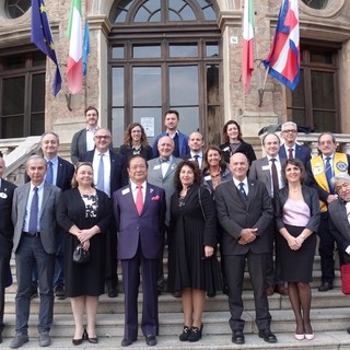 Nella foto il PIP Yamada e le autorità lionistiche del Distretto 108 Ia3, in posa con il sindaco di Bra ed i colleghi di giunta, oltre ad alcune fasi della giornata Nella foto il PIP Yamada e le autorità lionistiche del Distretto 108 Ia3, in posa con il sindaco di Bra ed i colleghi di giunta, oltre ad alcune fasi della giornata
