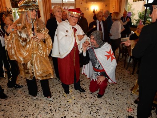 Les Chevaliers de Provence festeggiano con il 'Repas del Trulles' il Carnavale della Confrérie (foto) Les Chevaliers de Provence festeggiano con il 'Repas del Trulles' il Carnavale della Confrérie (foto)