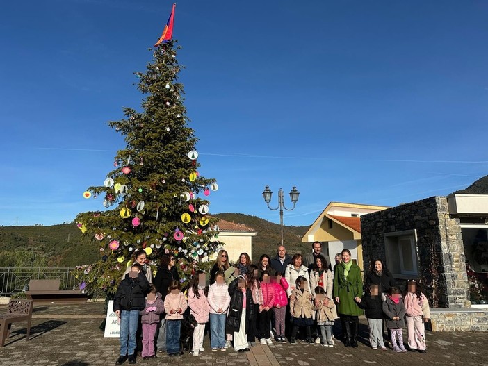 Un ponte di pace e vicinanza tra popoli, Seborga accende "L'albero della solidarietà Italia-Armenia" (Foto) Un ponte di pace e vicinanza tra popoli, Seborga accende "L'albero della solidarietà Italia-Armenia" (Foto)