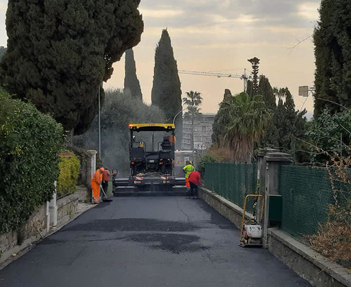 I lavori per l'asfalto in via Coggiola