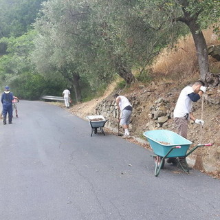 Cipressa: anche il Sindaco Guasco insieme ai volontari per decespugliare la strada Provinciale Cipressa: anche il Sindaco Guasco insieme ai volontari per decespugliare la strada Provinciale