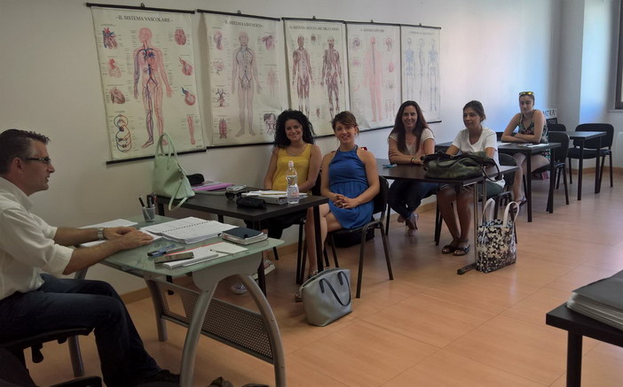 Imperia: ieri lezione organizzata dalla Confartigianato per le future imprenditrici estetiste (Foto) Imperia: ieri lezione organizzata dalla Confartigianato per le future imprenditrici estetiste (Foto)