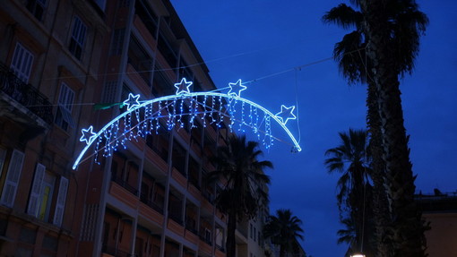 Luminarie accese a Ventimiglia: lettore "Sulla passeggiata siamo cittadini di Serie B?" Luminarie accese a Ventimiglia: lettore "Sulla passeggiata siamo cittadini di Serie B?"
