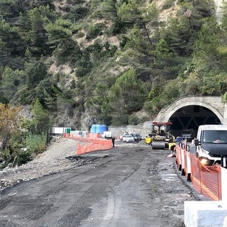 Iniziati i lavori per la costruzione della corsia crollata per la tempesta Alex sulla SS20 a Trucco: ecco la luce in fondo al tunnel (Foto)