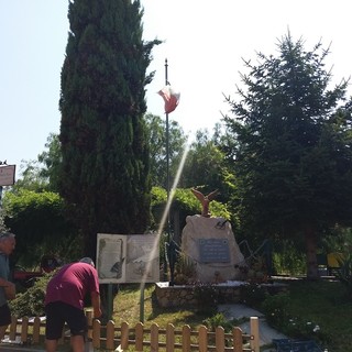 Vallecrosia: gli alpini al lavoro per una recinzione al monumento di via Don Bosco Vallecrosia: gli alpini al lavoro per una recinzione al monumento di via Don Bosco