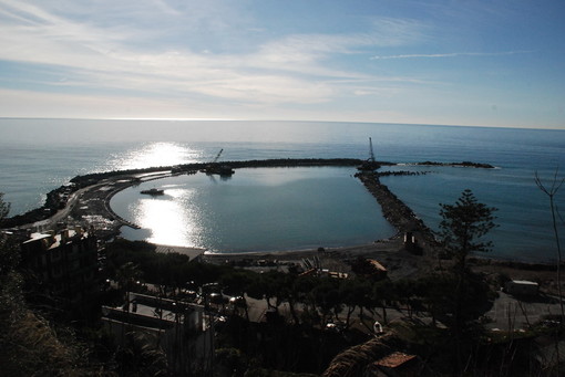 Ventimiglia: i lavori di Cala del Forte in anticipo di 6 mesi, opere a mare pronte ad aprile 2012 Ventimiglia: i lavori di Cala del Forte in anticipo di 6 mesi, opere a mare pronte ad aprile 2012
