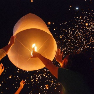 Lanterne volanti, un viaggio tra mito e speranza: Festidea Sanremo scopre tutti i segreti sul celebre fenomeno delle Sky Lanterns