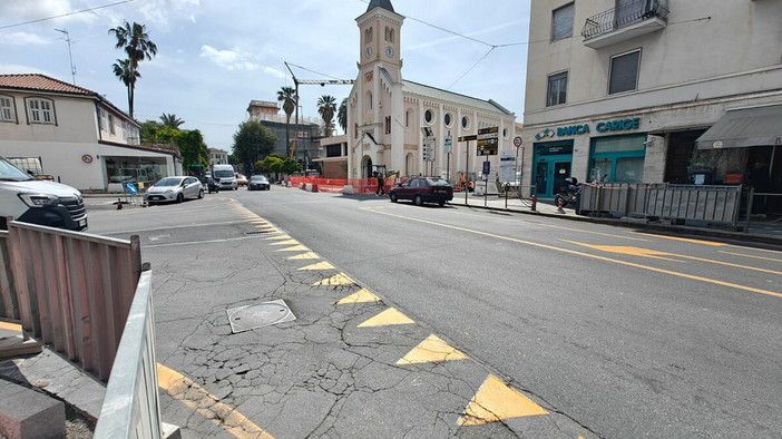 Sanremo, tecnici al lavoro per ripristinare la fornitura elettrica dopo il guasto in zona San Martino