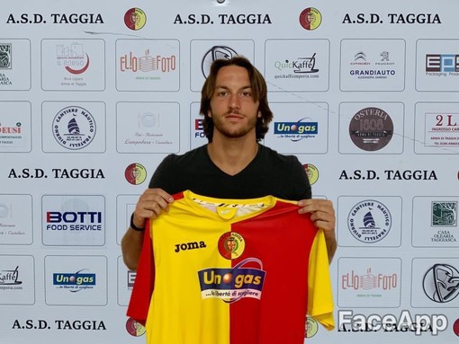 L'attaccante classe 1999 Luca Gambacorta resta al Taggia