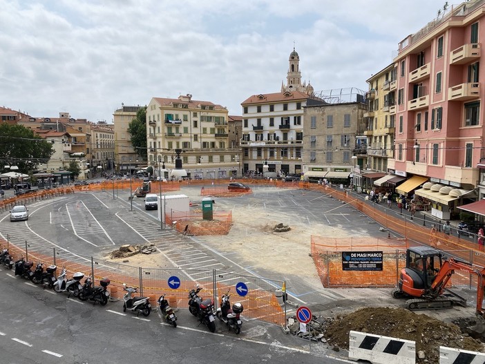 Sanremo: cantiere piazza Eroi tra posti moto eliminati e scuole, "Rischiano di rimetterci i commercianti" Sanremo: cantiere piazza Eroi tra posti moto eliminati e scuole, "Rischiano di rimetterci i commercianti"