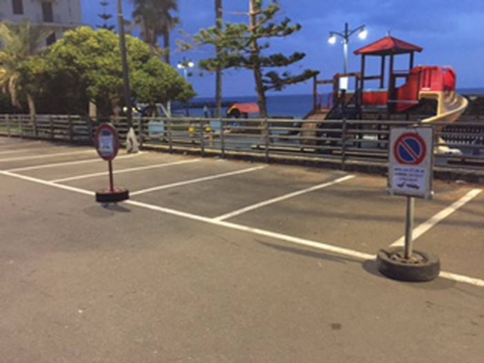 Bordighera: furto di verde dalle araucarie del lungomare, ladri immortalati dalle telecamere