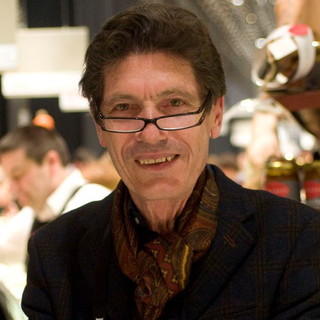 Questa sera alla Marina degli Aregai Lorenza Vitali e Claudio Porchia presentano Luigi Cremona Questa sera alla Marina degli Aregai Lorenza Vitali e Claudio Porchia presentano Luigi Cremona