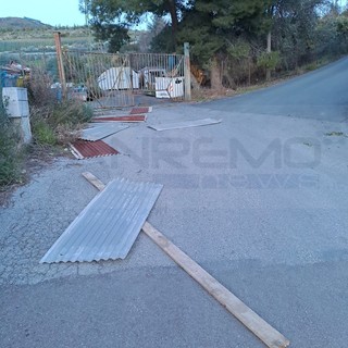 Sanremo: il vento fa volare lamiere in via Armea, i residenti &quot;Chiediamo maggiori controlli nei cantieri&quot; (Foto)