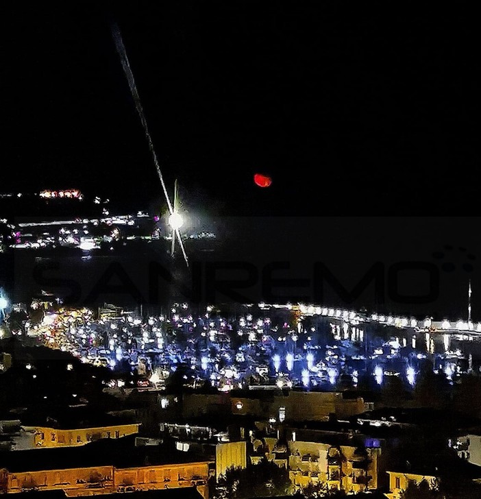 Sanremo: la foto di un lettore “Portosole, il faro e la luna aspettando i Föghi da Madona” Sanremo: la foto di un lettore “Portosole, il faro e la luna aspettando i Föghi da Madona”