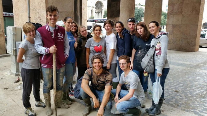 17 studenti del Liceo 'Aprosio' di Ventimiglia per un giorno 'Angeli del Fango' a Genova 17 studenti del Liceo 'Aprosio' di Ventimiglia per un giorno 'Angeli del Fango' a Genova