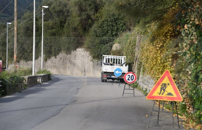 Sanremo. dopo la segnalazione di ieri il Comune ha subito avviato i lavori di sistemazione in via Ariosto (Foto)