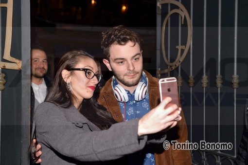 Sanremo: fan in delirio ieri sera per Lorenzo Fragola all'uscita dal Globo, le foto di Tonino Bonomo