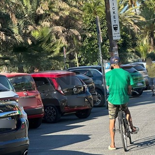 Furti nelle auto sul lungomare Calvino, segnalato un uomo che faceva la 'posta' agli automobilisti: indagini in corso