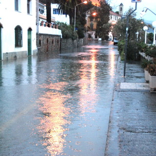 Sanremo: pioggia battente da questa notte, allagato completamente il lungomare di Bussana