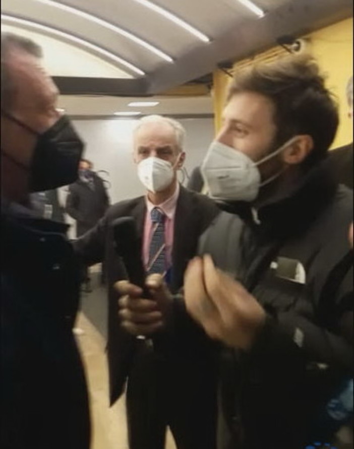 Sanremo: Amadeus pizzicato dalle 'Iene', il video di un nostro lettore "Cornutazzi siete voi" (Video) Sanremo: Amadeus pizzicato dalle 'Iene', il video di un nostro lettore "Cornutazzi siete voi" (Video)
