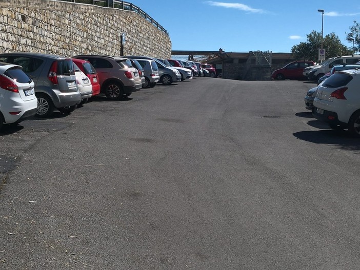 Largo Montevecchi, zona di posteggio dell'Ospedale Largo Montevecchi, zona di posteggio dell'Ospedale