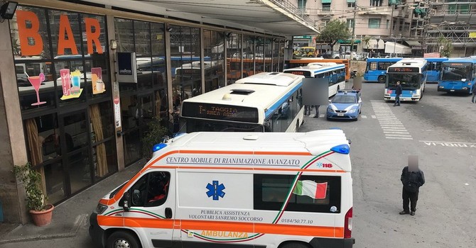 Aggressione sul bus tra Taggia e Sanremo: 17enne picchiata da una donna, caos e panico tra i passeggeri Aggressione sul bus tra Taggia e Sanremo: 17enne picchiata da una donna, caos e panico tra i passeggeri