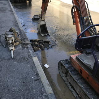 Ventimiglia: si rompe una condotta sul ponte 'Doria', pronto intervento degli operai dell'Aiga