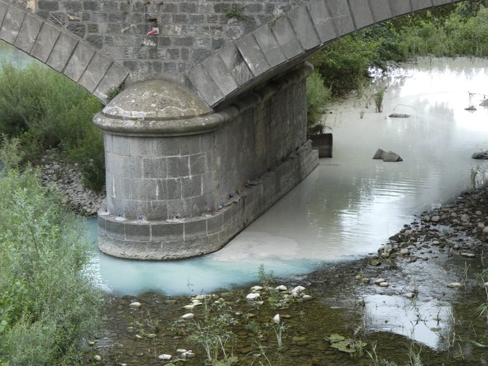 Ancora mistero sul liquame biancastro nell'Oasi del Nervia, i volontari: “Attendiamo le analisi di Arpal e carabinieri forestali" (Foto)