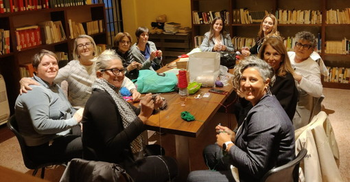 Ventimiglia: un nuovo laboratorio di uncinetto per creare l’albero di Natale di Piazza San Michele Ventimiglia: un nuovo laboratorio di uncinetto per creare l’albero di Natale di Piazza San Michele