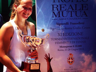 Roma: Ludmilla Samsonova, 15 anni, alla premiazione del torneo Itf della Canottieri Tevere Remo (foto SpazioTennis)