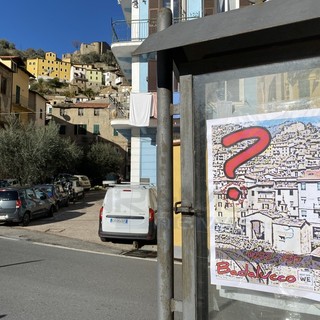 Misteriosi cartelli in centro a Badalucco: un rebus per il futuro del paese?