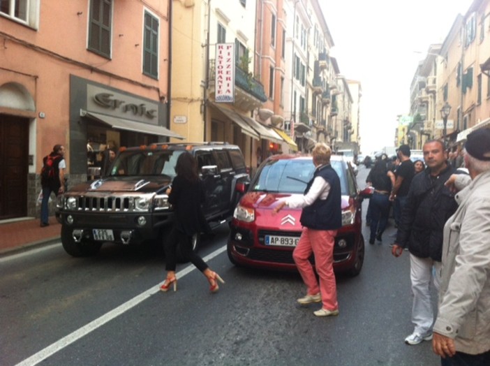 Scene da Far west in centro a Ventimiglia, lite per il traffico tra automobilisti francesi