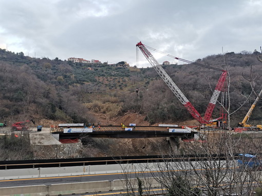 A6 Savona-Torino: proseguono i lavori sul viadotto ‘Madonna del monte’, varato l’impalcato del nuovo viadotto in anticipo rispetto al programma lavori (Foto) A6 Savona-Torino: proseguono i lavori sul viadotto ‘Madonna del monte’, varato l’impalcato del nuovo viadotto in anticipo rispetto al programma lavori (Foto)