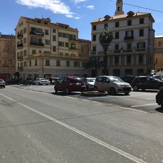 Un tratto di piazza Eroi senza 'panettoni'