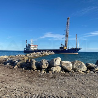 Sanremo: oggi anche una nave dalla Sardegna per le scogliere della zona di Pian di Poma (Foto)