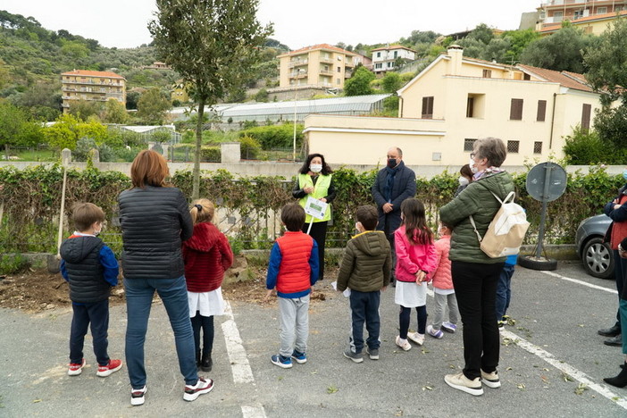 Prosegue l’iniziativa ‘green’ dei Lions, piantati due alberi a Cipressa e San Lorenzo al Mare: “Un gesto per le generazioni future”