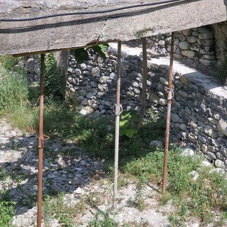 Ventimiglia: fogna rotta in frazione Torri, un residente "Riparazione fatta con i puntelli" (Foto)