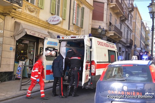 L'intervento di Croce Rossa e Carabinieri in via Marsaglia L'intervento di Croce Rossa e Carabinieri in via Marsaglia