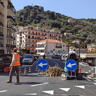 Sanremo: guasto improvviso sul piazzale del Borgo, tubo rotto pochi giorni dopo il restyling da 500mila euro (Foto)