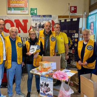 Raccolta alimentare per aiutare famiglie in difficoltà: il service del Lions Club Bordighera Capo Nero Host (Foto)