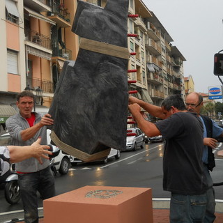 Sparita la statua di tre quintali dal lungomare di Ventimiglia: dal Comune “Era pericolosa", la promotrice Coppo “Se la città non la vuole andrà al museo di Nizza”