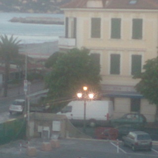 Ventimiglia: lampioni accesi durante il giorno, la mail e la foto di un nostro lettore indignato