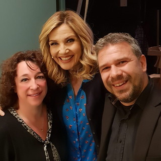 Sanremo: Lorella Cuccarini fa vista al trio della Sinfonica prima del concerto dalla balconata del Casinò (Foto)