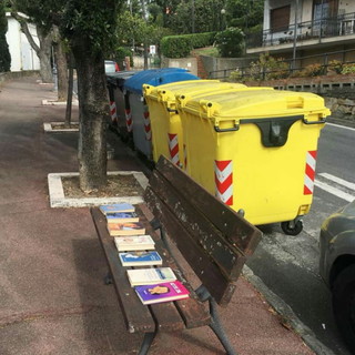 Imperia: libri su una panchina in corso Roosevelt, Antonio Russo "Sedetevi e leggete!" (Foto)