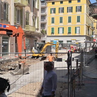 Sanremo: entro la fine della settimana stop ai lavori in via Mameli, sospiro di sollievo per i commercianti
