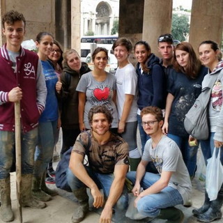 17 studenti del Liceo 'Aprosio' di Ventimiglia per un giorno 'Angeli del Fango' a Genova