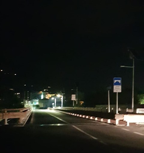 Il nuovo ponte di Bevera al buio durante la notte Il nuovo ponte di Bevera al buio durante la notte